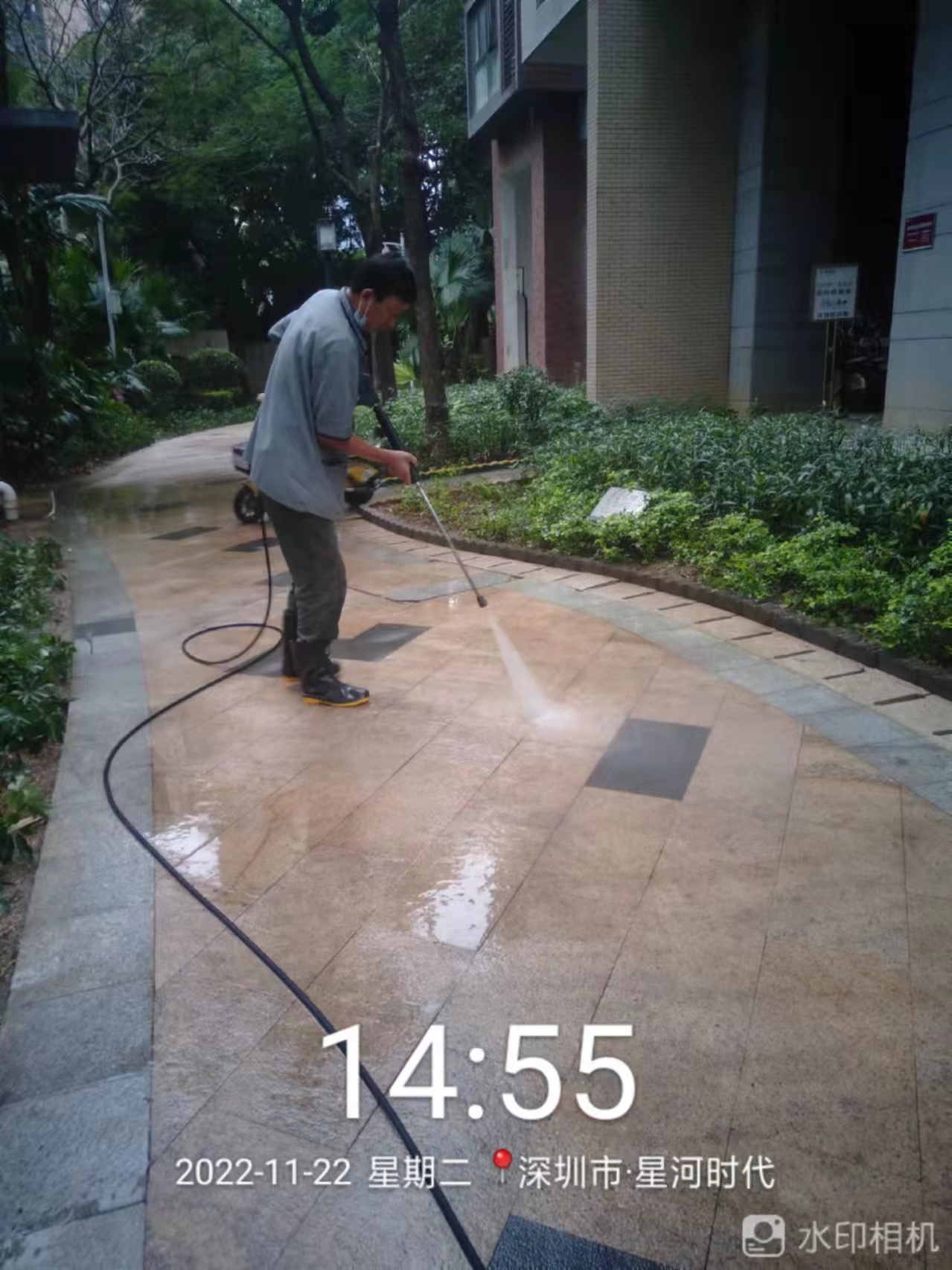 常用材料制成的地板清洁保养的方法